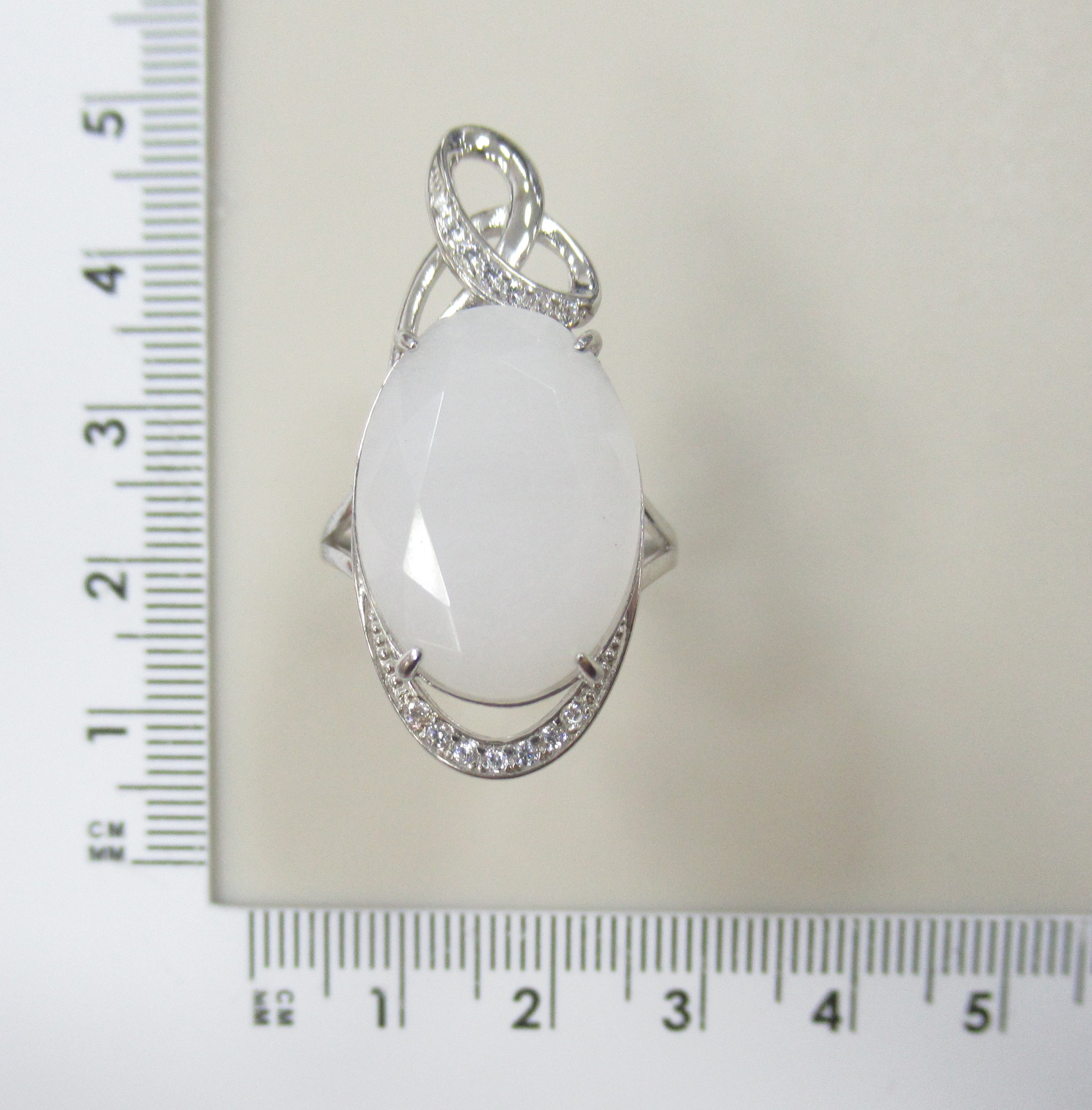 Серебряное кольцо с белым нефритом